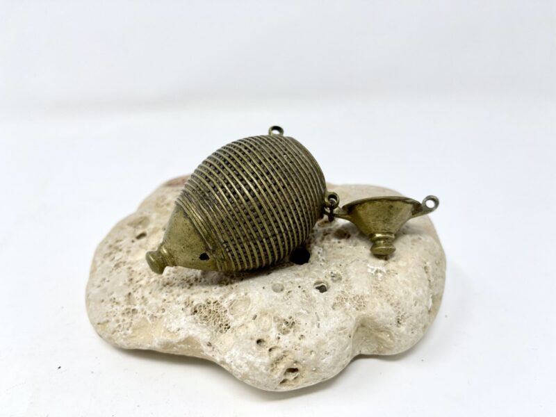 3fIBVQkZTXaJwRiPrY6GQ_thumb_c98.jpg Vintage Brass Betelnut carrier